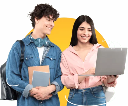 Dois alunos sorrindo com livros e notebook